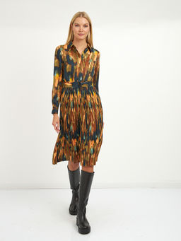 платье на поясе с красочным принтом