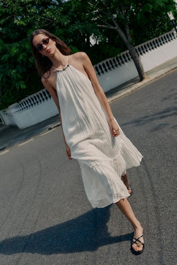 VESTIDO MIDI EFECTO ARRUGADO ABALORIOS / Crudo