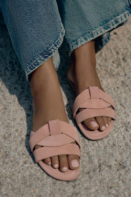 FLAT LEATHER CROSS-STRAP SANDALS