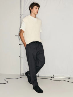 Брюки relax fit с защипами / Zarina