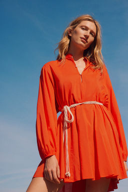 Vestido con cinturon de macrame