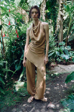 TOP ASIM?TRICO HALTER CON LINO / Arena