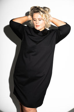 Платье с пайеточным воротом