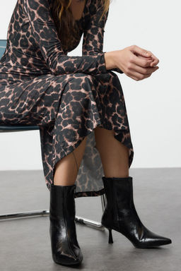 Trendyol Shoes Siyah Fermar Detayl? Sivri Burun Ince Topuklu Kad?n Bot TAKAW25BO00005 - Trendyolmilla фото 3