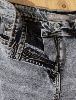 Джинсы трубы с декоративной стиркой из эластичного облегченного денима - Vilatte фото 7