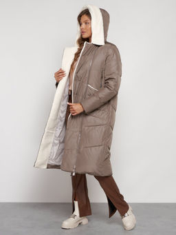 Пальто утепленное с капюшоном зимнее женское коричневого цвета 132255K - Visdeer фото 28