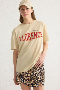 TRENDYOLMILLA Beyaz %100 Pamuk Bisiklet Yaka Bask?l? Oversize/Genis Kal?p Orme T-Shirt TWOSS22TS0994