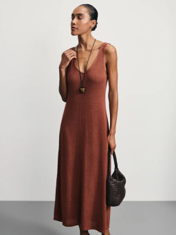 Платье из фактурной таки с V-образным вырезом / Zarina  фото 2