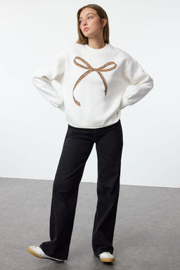 TRENDYOLMILLA Ekru Bask?l? Oversize/Genis Kal?p Bisiklet Yaka Kal?n Ici Polarl? Orme Sweatshirt TWOAW25SW00135