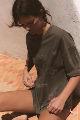 CAMISETA EFECTO LAVADO BRILLOS HELLO KITTY  SANRIO / Marr?n oscuro