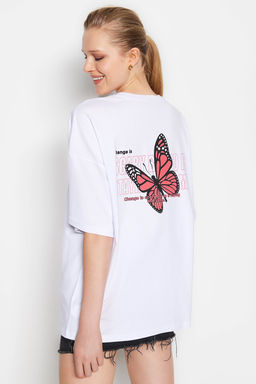 TRENDYOLMILLA Beyaz %100 Pamuk Gogus ve S?rt Bask?l? Oversize Orme T-Shirt TWOSS23TS00188