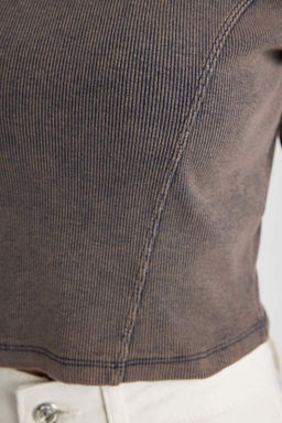 Приталенная футболка с длинными рукавами и круглым вырезом с эффектом потертостей - Defacto фото 5