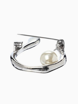 Брошь «Подкова», с бусиной №10, цвет белый в серебре