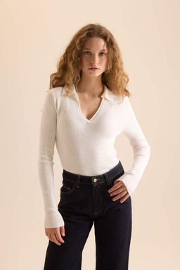 Приталенный свитер в рубчик с воротником-поло