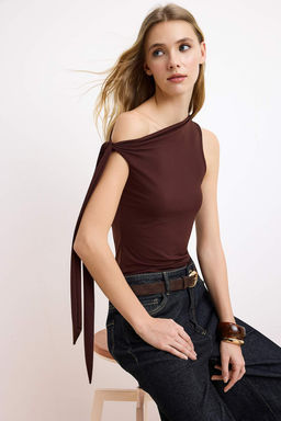 Kahverengi Asimetrik Yaka Baglama Detayl? Esnek Orme Bluz TWOSS25BZ00400