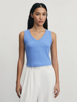 Укороченный топ в рубчик с V-образным вырезом / Zarina