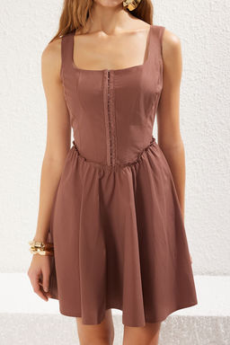 TRENDYOLMILLA Kahverengi A-Kesim Poplin Dokuma K?sa S?k Elbise TPRSS25EL00009  фото 3