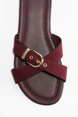 Sandalias con tiras cruzadas