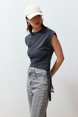 TRENDYOLMILLA Antrasit %100 Pamuk Buzgu Detayl? Crop Yarasa Kol Orme T-Shirt TWOSS24TS00026  фото 10