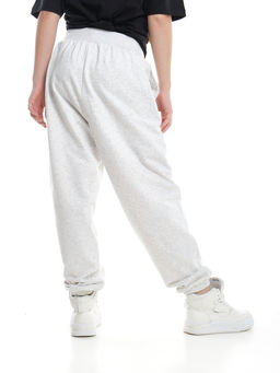 Брюки спортивные с эмблемой 22-7611 светло-серый меланж - Mini maxi фото 50