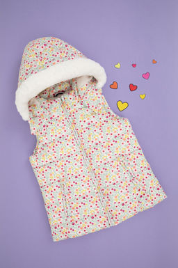 Кремовый жилет для девочки