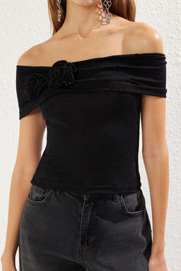 Trendyolmilla Siyah Gul Detayl? Par?lt?l? Simli Orme Bluz TPRSS25BZ00011