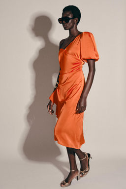 VESTIDO MIDI ASIM?TRICO SATINADO / Naranja