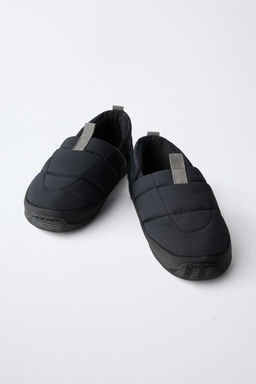 ZAPATILLA ACOLCHADA / Negro