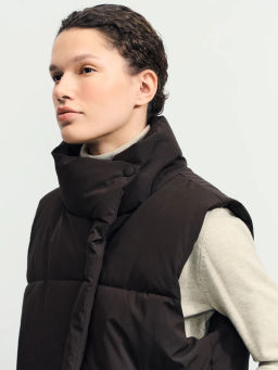 Утепленный стеганый жилет со стойкой-воротником / Zarina