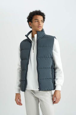 Жилет-пуховик Slim Fit с воротником-стойкой и подкладкой