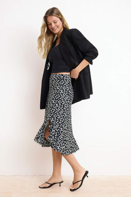 Siyah Bask?l? Buzgu Detayl? ve Volanl? Yuksek Bel Midi Esnek Orme Etek TWOSS21ET0029