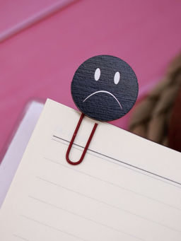 Закладка  скрепка ECO из дерева SAD SMILE