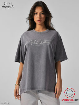 Женская футболка с эффектом варёнки и стильным принтом из страз