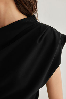 Siyah Buzgu/Drape Detayl? Dokumlu Asimetrik Yaka Orme Bluz TWOSS25BZ00024
