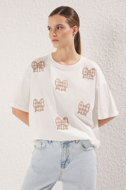 TRENDYOLMILLA Ekru Fiyonk ve Ekose Detayl? Oversize/Genis Kal?p Orme T-Shirt TWOSS25TS00130