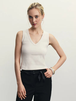 Укороченный топ в рубчик с V-образным вырезом / Zarina