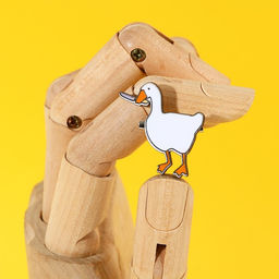 Цена за 2 шт. Значок деревянный Утка с ножом, 2.6?3.1 см