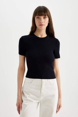 Укороченный свитер в рубчик с круглым вырезом