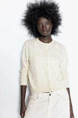 Cardigan con detalles decorativos