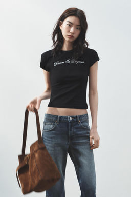 CAMISETA TEXTO DELANTERO / Negro