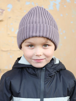 Кофейная вязаная шапка