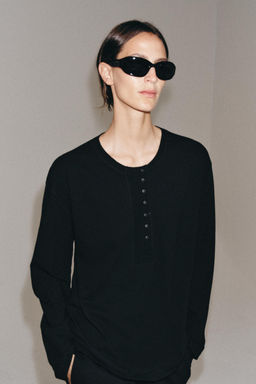 CAMISETA CUELLO PANADERO CON LINO / Negro