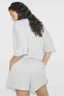 Pantal?n corto en sudadera con cord?n ajustable