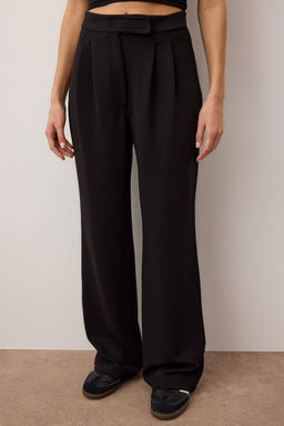 Siyah C?rt C?rt Kapamal? Yuksek Bel Pileli Wide Leg/Genis Kesim Orme Pantolon TWOAW24PL00177