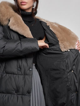 Пальто утепленное с капюшоном и мехом зимнее женское черного цвета 133203Ch - Visdeer фото 11