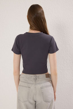 Trendyolmilla Beyaz Biye Detayl? Bisiklet Yaka Crop Fitilli Esnek Orme Bluz TWOAW21BZ0638  фото 4