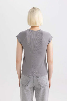 Базовая футболка в рубчик с короткими рукавами приталенного кроя с круглым вырезом - Defacto фото 4