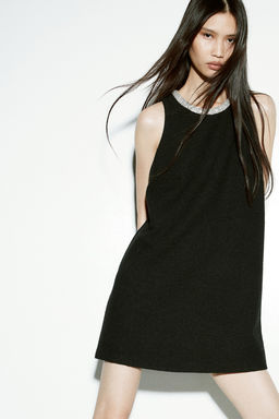 Vestido con ribete de strass