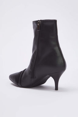 Siyah Bant Detayl? Sivri Burun Ince Topuklu Kad?n Yar?m Bot
TAKAW26BO00064 - Trendyolmilla фото 6