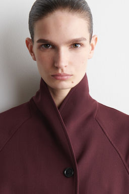 CHAQUETA CON CUELLO CHAL Y CINTUR?N MEZCLA DE LANA